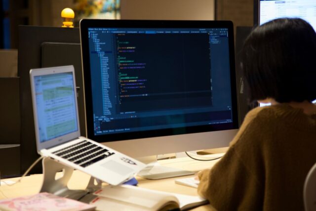 プログラミング独学はやめとけ？現役が本音で語る、向く人と危ない人の分かれ目